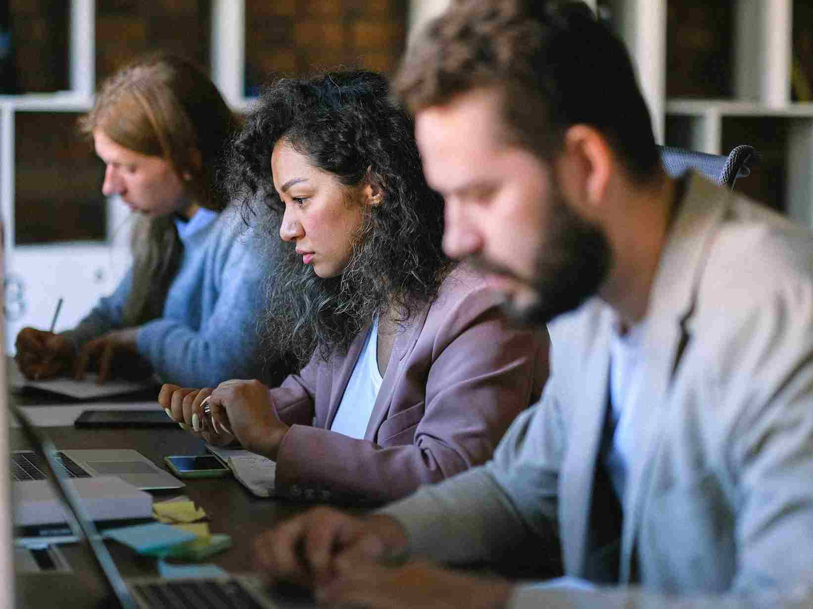 Agency vs Freelancer: Deciding Which Is the Best Provider of Whitepaper Services
